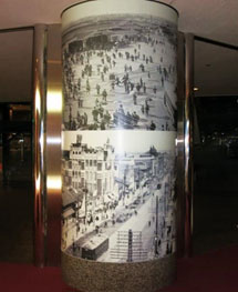 昔の名古屋の写真がラッピングされた柱の写真