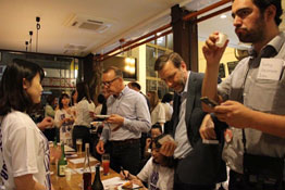 外国人が日本酒を飲む写真